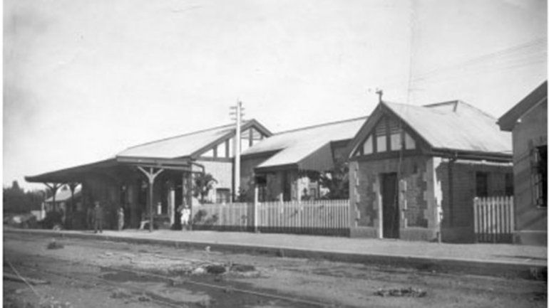 Una pintura neuquina: cómo era la llegada del tren en 1930