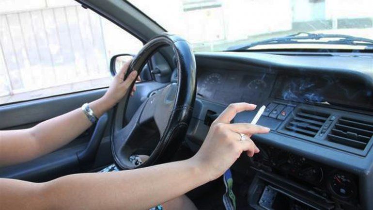 Quieren prohibir que se fume mientras se maneja con niños