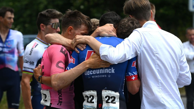 Murió Mader. El abrazo de sus compañeros de equipo y allegados.&nbsp;