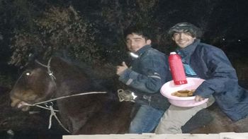 reparten tortas fritas, cafe y mate a caballo: hay que ayudar reparten tortas fritas, cafe y mate a caballo: hay que ayudar