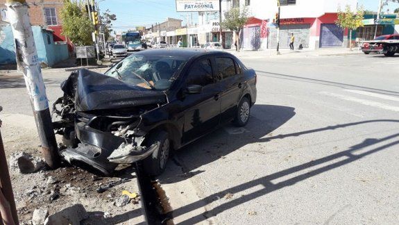 choco un semaforo, se fugo y lo buscan para que lo pague