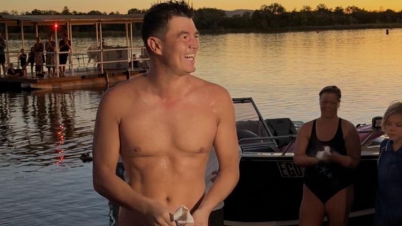 Andy Donaldson, feliz tras nadar durante kilómetros en un río lleno de cocodrilos. | LM Neuquen Andy Donaldson, feliz tras nadar durante kilómetros en un río lleno de cocodrilos.