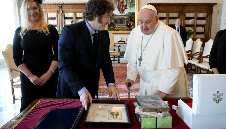 Alfajores, galletitas y postales: los regalos de Javier Milei al Papa Francisco