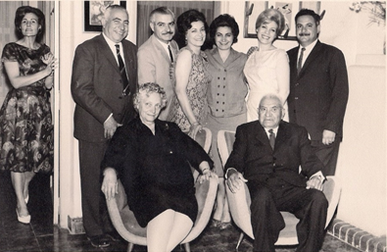 Don Cipriano Salto, esposa y sus seis hijos. Don Cipriano Salto, esposa y sus seis hijos.