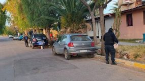 La policía llegó a la vivienda donde descubrió la escalofriante escena. | LM Neuquen La policía llegó a la vivienda donde descubrió la escalofriante escena.