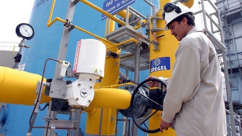Autorizan a YPF a exportar gas de Vaca Muerta a Chile