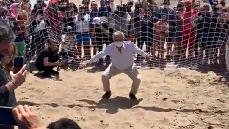El presidente hizo de arquero en una playa y terminó en la arena