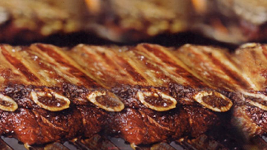 El salario cada vez alcanza para menos kilos de asado.