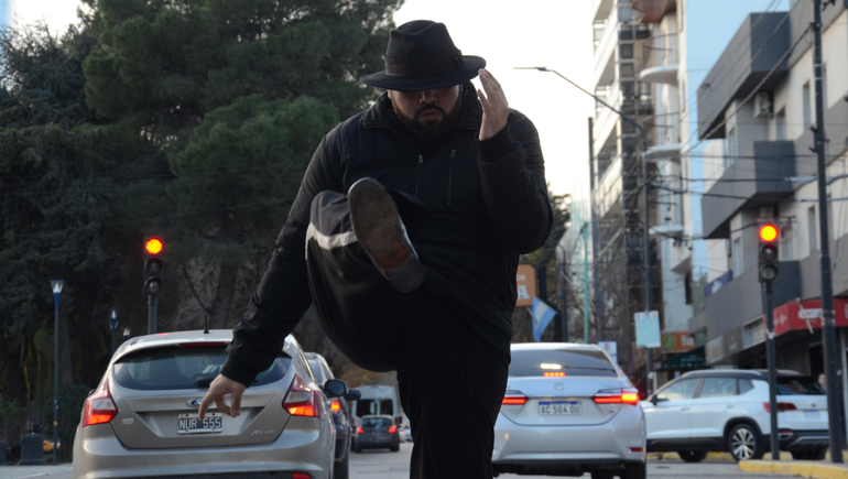 La historia del Michael Jackson neuquino que baila en los semáforos de la avenida Argentina