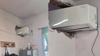 La insólita instalación del aire acondicionado fue dada a conocer por vecinos. Foto gentileza: Centenario Digital. La insólita instalación del aire acondicionado fue dada a conocer por vecinos. Foto gentileza: Centenario Digital.