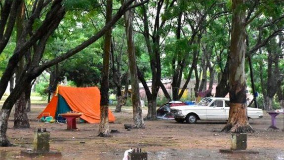 Los fallecidos, de 20 y 24 años, dormían cuando los partió el rayo.
