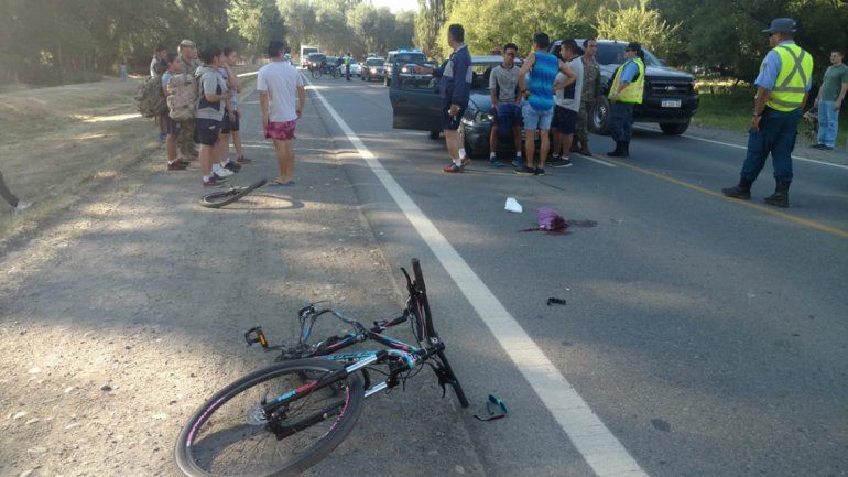 Ciclista quedó inconsciente tras ser atropellada por un soldado en la Ruta 40