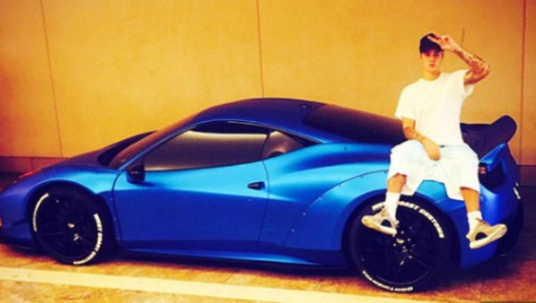 Justin Bieber y su Ferrari 458 Italia pintada de color azul.