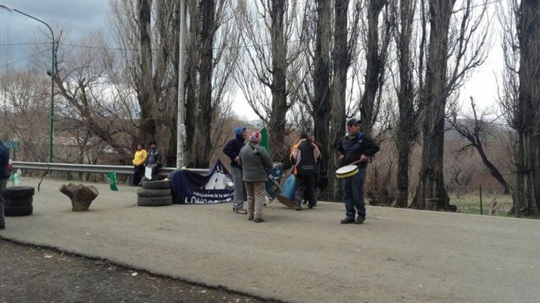 El corte se levantó por algunos minutos para el paso vehicular.