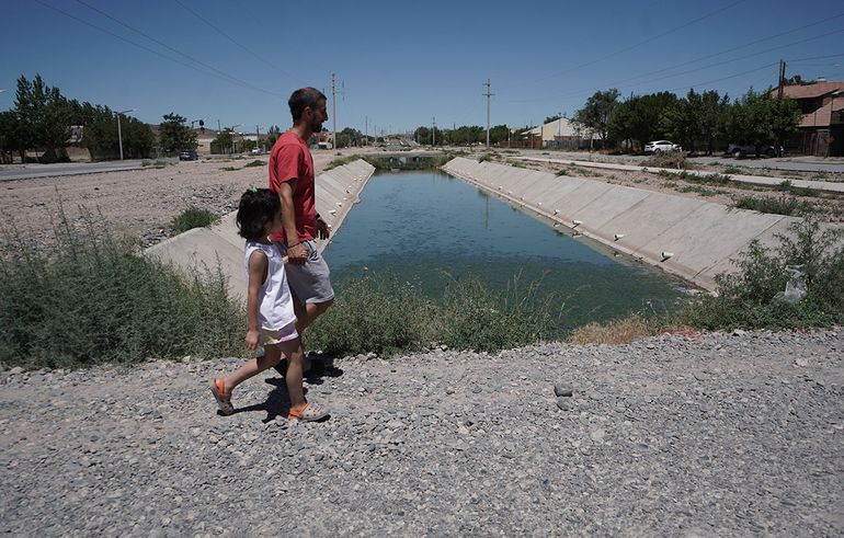 La Avenida Traful es un descargadero de lluvias pero se contaminó con cloacas. Los trabajos se paralizaron hace cuatro meses. Se licitó en pandemia por $1300 millones.