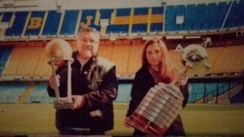 Daniel junto a su recordada hija Valentina con las Copas en una visita posterior a La Bombonera. Daniel junto a su recordada hija Valentina con las Copas en una visita posterior a La Bombonera.