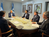 Gobernador Figueroa en reunión con ejecutivos de Brigham Exploration, forjando alianzas para Vaca Muerta.&nbsp;Foto: gobierno de Neuquén
