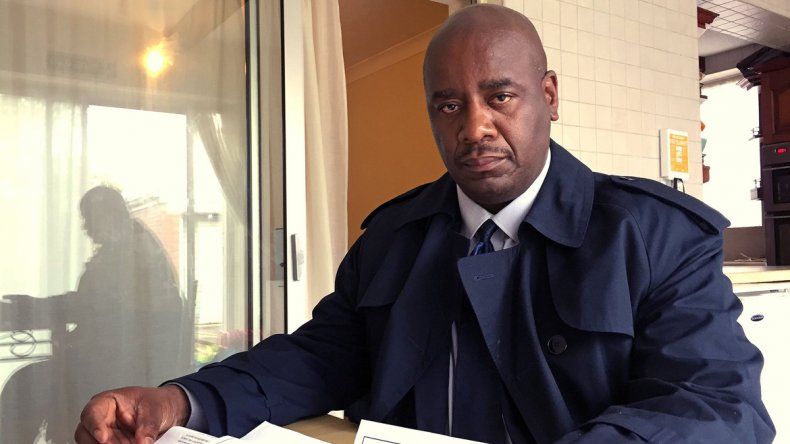 Robert Chilowa, de 45 años, vive en Inglaterra desde el 2001. Luego de haber sido un héroe, reconocido por la Policía, el gobierno lo echa del país.