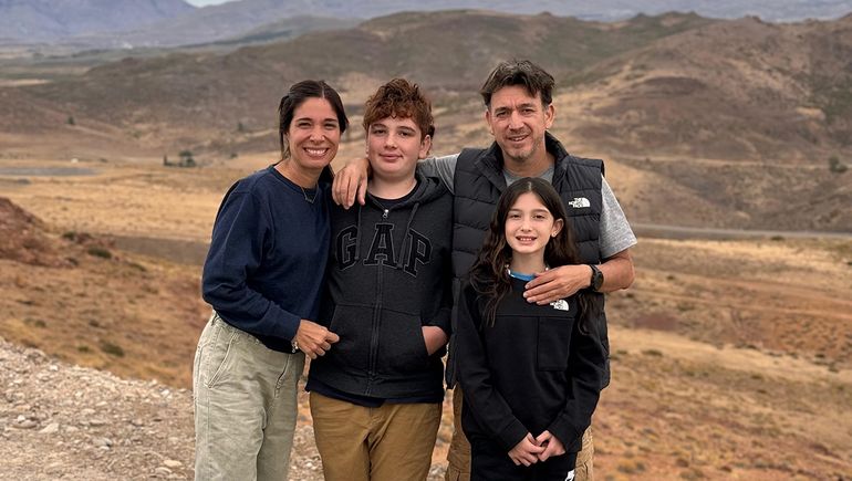 Santiago junto a Natalia Ferrairone, madre de sus hijos Francisco Pascual y Bernardita, en una visita familiar a su tierra. Su pareja también es odontóloga y especialista en Dentubocomaxilar.