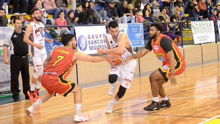 Llanan y Khapri intentan frenar a Ferrini. Petro ganó su cuarto amistoso.