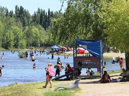 Los blanearios están explotados de gente en Neuquén. Los blanearios están explotados de gente en Neuquén.