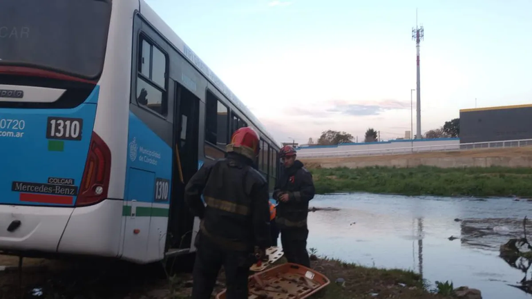 Video: colectivo se cayó al río luego de chocar contra un auto