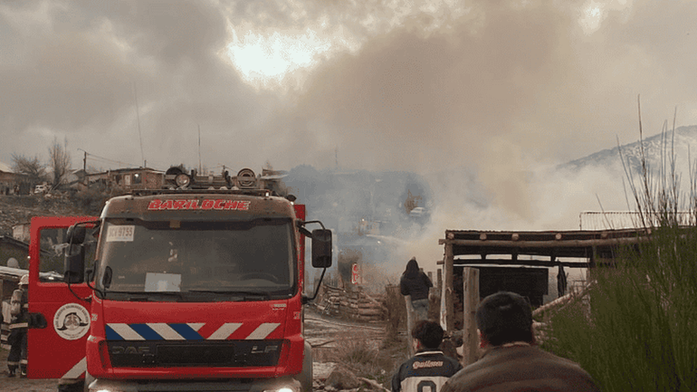 Incendio trágico en Bariloche: murió una mujer con discapacidad que quedó atrapada en su casa