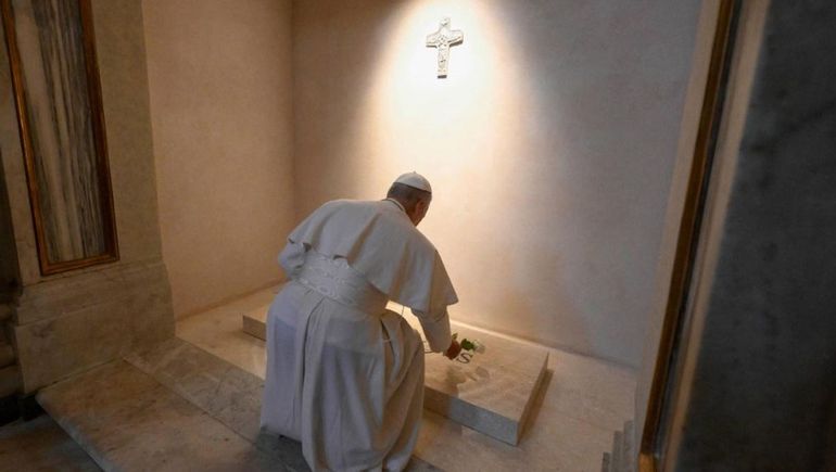 Homenaje: el papa León XIV se inclinó y rezó ante la tumba de Francisco