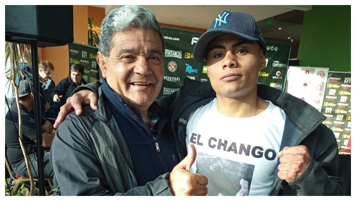 Fabricio Priotti junto con una gloria del boxeo argentino, también cordobés, el excampeón mundial Santos Benigno Falucho Laciar