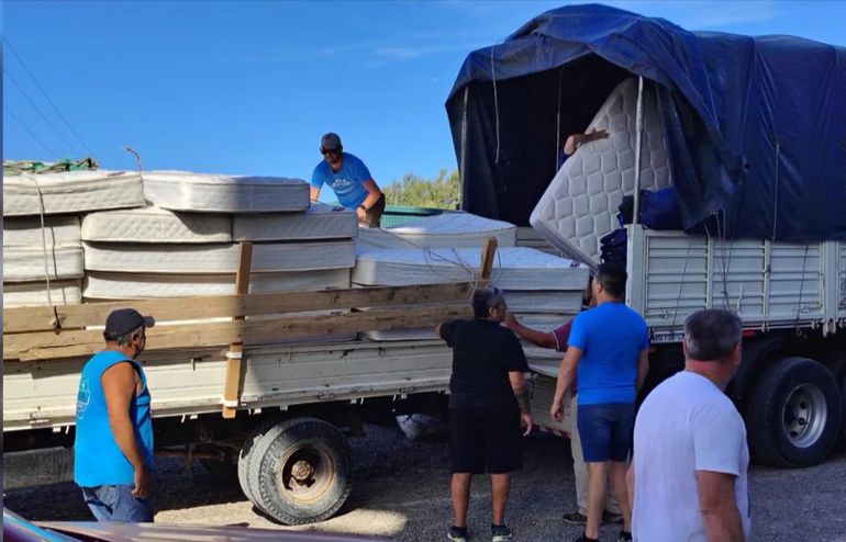 Uno de los tres camiones con donaciones que Luciano despachó desde Trelew para ayudar a los inundados. Uno de los tres camiones con donaciones que Luciano despachó desde Trelew para ayudar a los inundados.