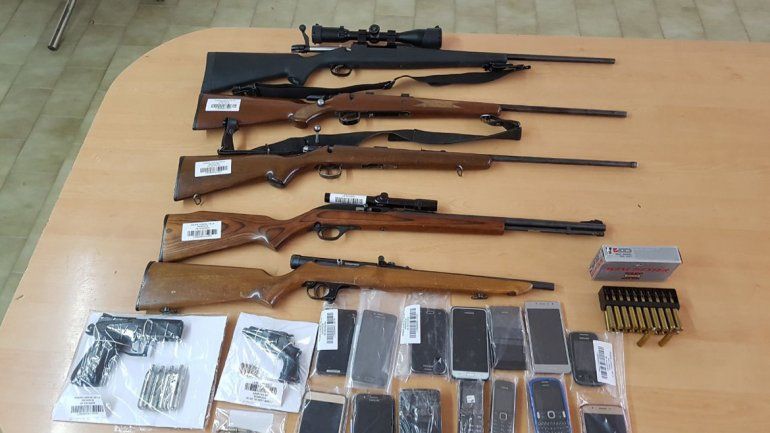 El arsenal de armas y municiones que secuestró la Policía en el operativo.
