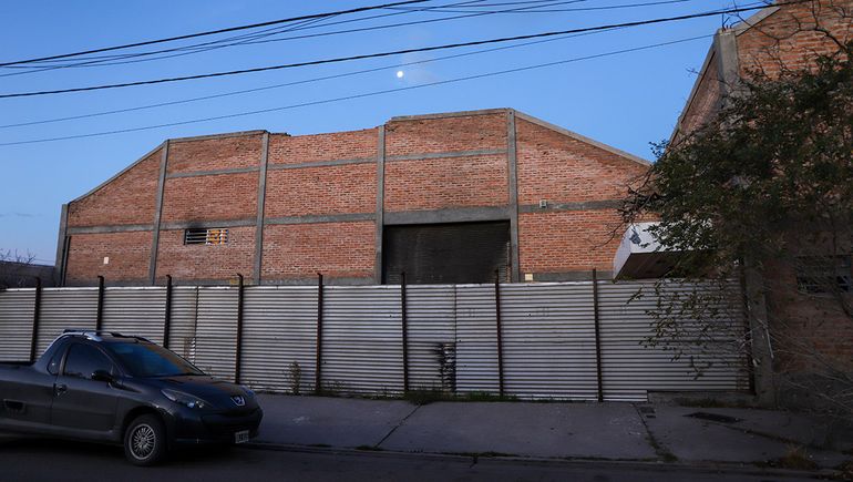 El galpón abandonado es usado por personas en situación de calle. El galpón abandonado es usado por personas en situación de calle.
