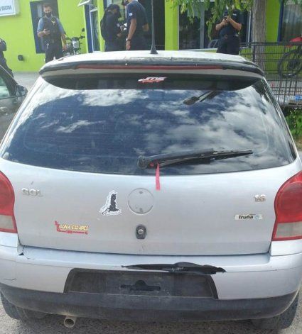 El auto en el que se movían los sospechosos. No tiene documentos y tiene prohibido circular.&nbsp;
