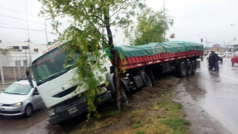 Se tiró a la banquina para evitar un choque