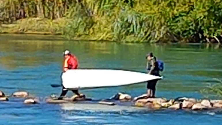 Viento imposible: navegaban por el Limay y se les partió la canoa