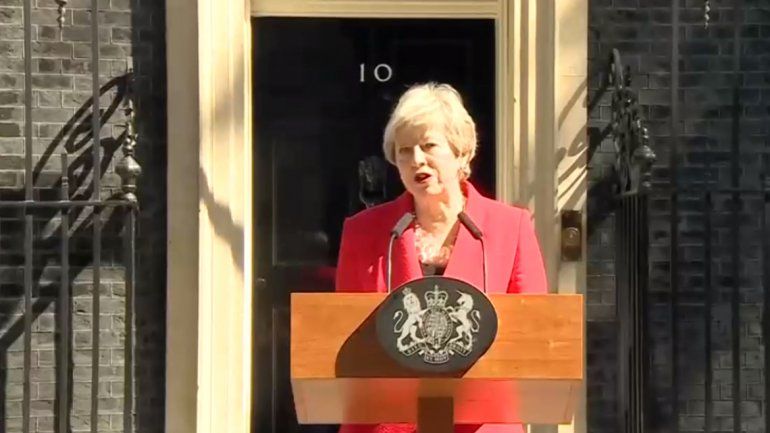 Entre lágrimas, renunció la primera ministra británica Theresa May