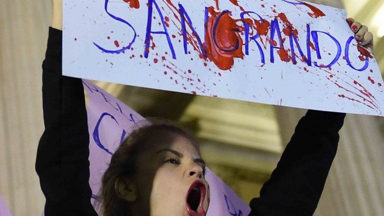 Una manifestante de la marcha en reclamo de justicia en Río de Janeiro