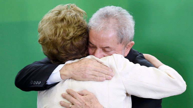 Dilma abraza a Lula después de tomarle juramento. Luego supo que avanza en el Congreso una iniciativa para separarla del cargo de presidenta de Brasil.