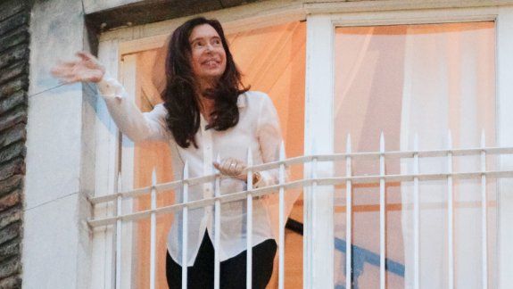 Cristina Fernández, ayer, al llegar a su domicilio luego de reunirse con el ex juez de la Corte Eugenio Zaffaroni.