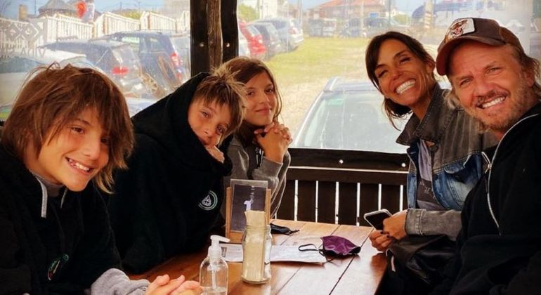 Facundo Arana y María Susini con India y los mellizos Yaco y León. Facundo Arana y María Susini con India y los mellizos Yaco y León.