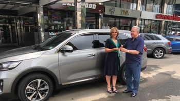 Premio al mejor jefe: regala autos 0Km y vacaciones a sus empleados Premio al mejor jefe: regala autos 0Km y vacaciones a sus empleados