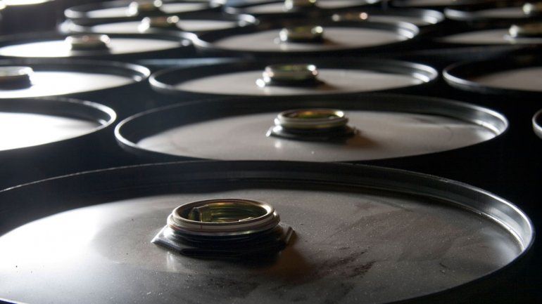 Gobierno actualiza impuesto a las naftas y reinstala el barril criollo