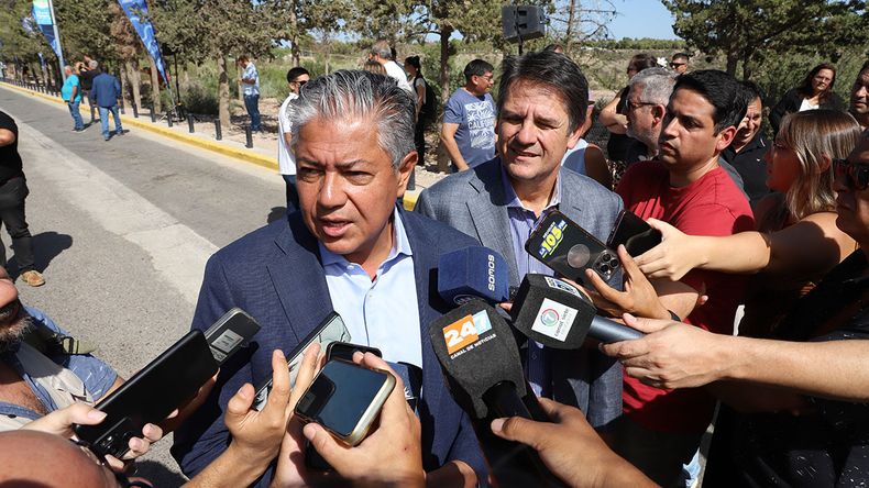 El gobernador Rolando Figueroa acompañó a Mariano Gaido en la entrega de maquinarias en la Municipalidad de Neuquén. | LM Neuquen El gobernador Rolando Figueroa acompañó a Mariano Gaido en la entrega de maquinarias en la Municipalidad de Neuquén.