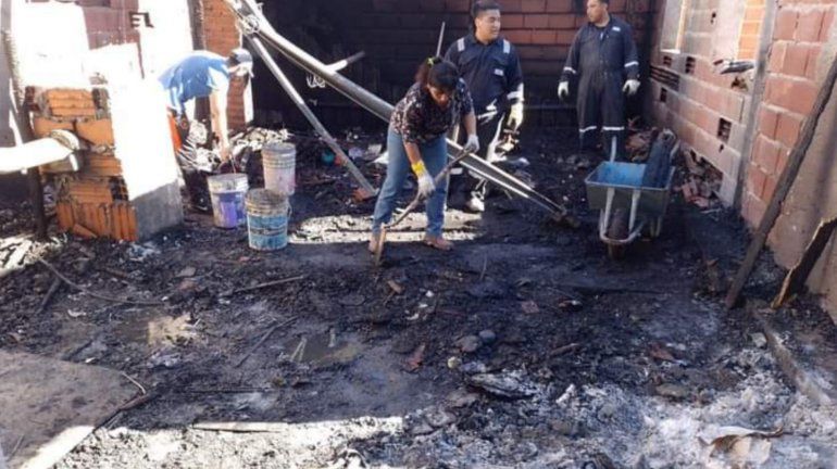 Una mujer y sus dos pequeños perdieron todo en un incendio