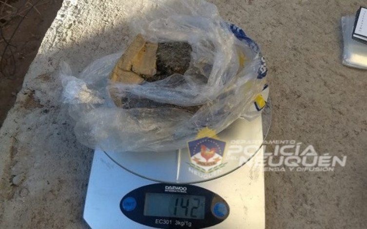 Los allanaron en busca de armas y dieron con marihuana