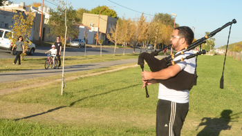 con su gaita escocesa le pone mas ritmo a las caminatas cipolenas con su gaita escocesa le pone mas ritmo a las caminatas cipolenas