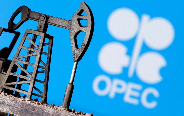FOTO DE ARCHIVO: En esta imagen ilustrativa, se ve una bomba de petróleo impresa en 3D frente al logotipo de la OPEP, el 14 de abril de 2020. REUTERS/Dado Ruvic/Ilustración//Foto de archivo FOTO DE ARCHIVO: En esta imagen ilustrativa, se ve una bomba de petróleo impresa en 3D frente al logotipo de la OPEP, el 14 de abril de 2020. REUTERS/Dado Ruvic/Ilustración//Foto de archivo