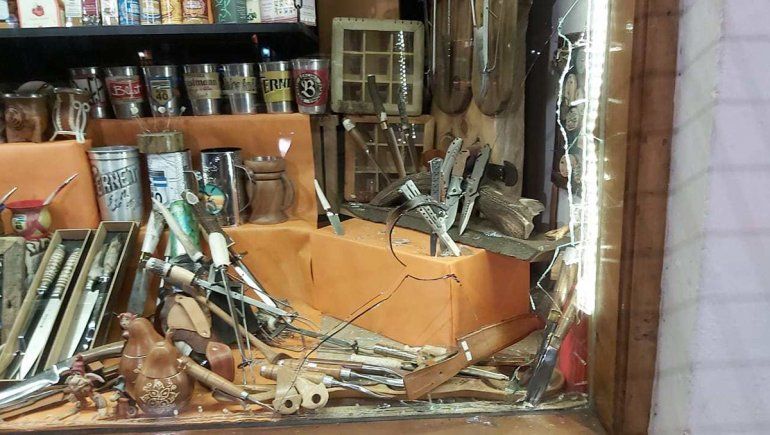 Robo: rompen vidriera y se llevan 44 mil pesos en cuchillos