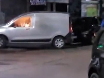 El agresor escapó y continúa prófugo tras el incendio.