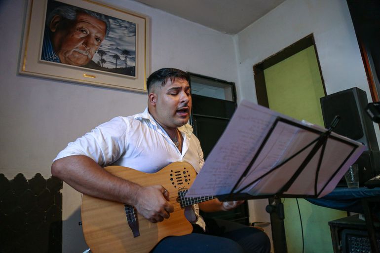 Tenía 7 años cuando al golpe de Cultrún le recitó El Embudo a su señorita de segundo grado. A los 9, en la Escuela N°2, conoció al profesor Pablo Rodríguez que entendió que Traful traía un don con la música. (Foto: Omar Novoa). Tenía 7 años cuando al golpe de Cultrún le recitó El Embudo a su señorita de segundo grado. A los 9, en la Escuela N°2, conoció al profesor Pablo Rodríguez que entendió que Traful traía un don con la música. (Foto: Omar Novoa).